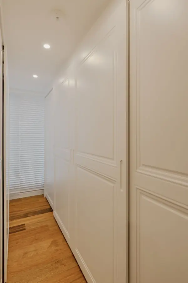 클래식 몰딩이 돋보이는 펜트하우스 드레스룸